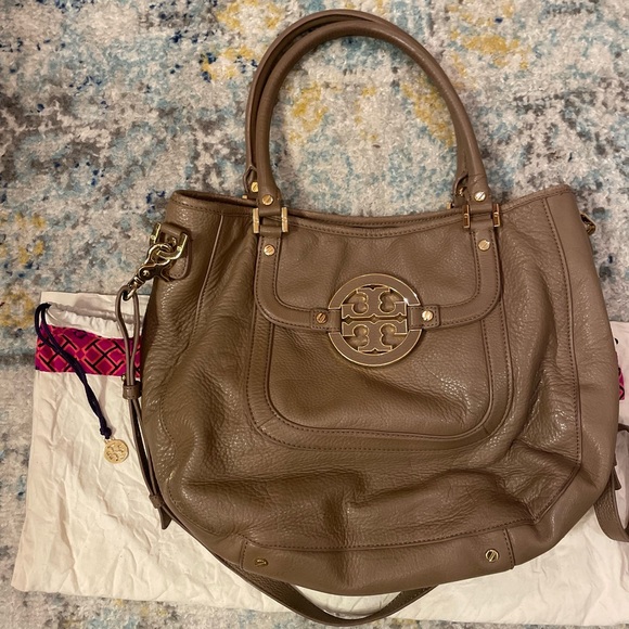 Tory Burch Purse Amanda Hobo Cross Body in Tan/Gold & protective bag - Picture 9 of 11